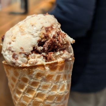Salt & Straw - Almond brittle and chocolate ganache - Ice Cream & Frozen Yogurt Near Me - Pasadena, California Salt & Straw - Almond brittle and chocolate ganache - Ice Cream & Frozen Yogurt Near Me - Pasadena, California