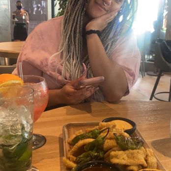 Moxies - Calamari, Mojito, Rose - Lounges Near Me - Miami, Florida