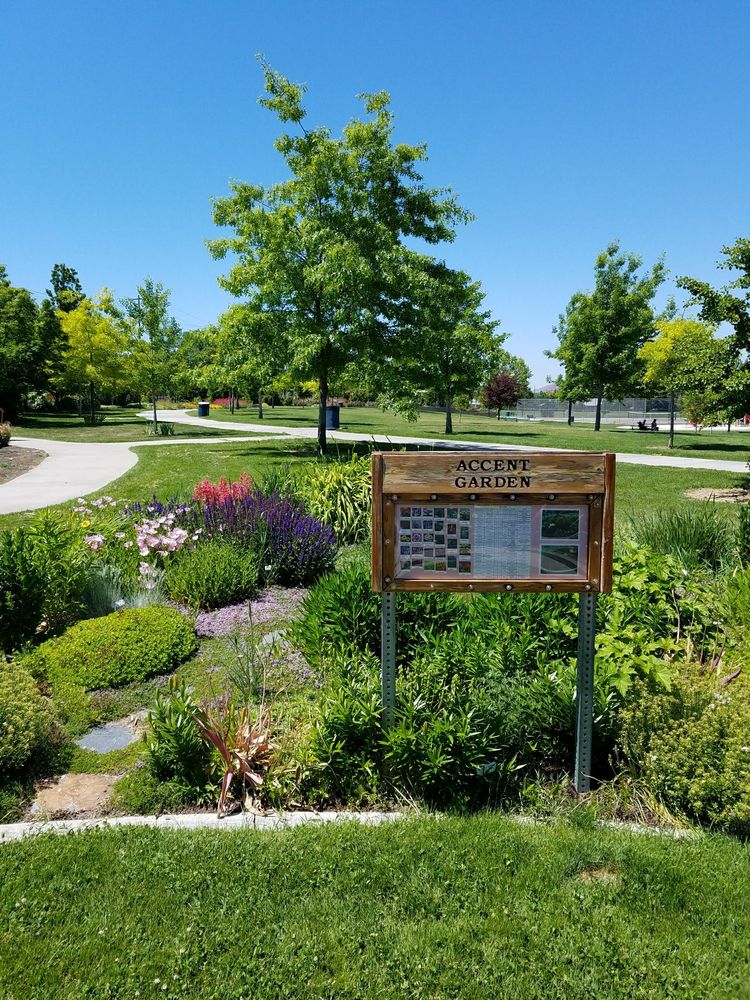 Demonstration Garden at Highlands Grange Park Logo