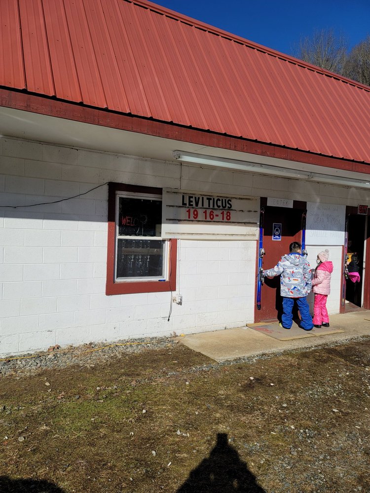 Wolf's Den Ski Rental Logo