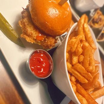 Derby Restaurant - Chicken Sandwich - American Near Me - Dallas, Texas