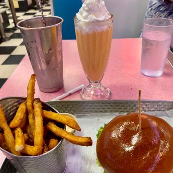 Peggy Sue's - Burger, fries. Pauwela Sunrise shake - Burgers Near Me - Kihei, Hawaii Peggy Sue's - Burger, fries. Pauwela Sunrise shake - Burgers Near Me - Kihei, Hawaii
