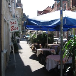 Restaurant La Perla - La Perla/Rottenburg a.N.: Sitzplätze an der Straße in guter Gesellschaft mit den benachbarten Gastronomien