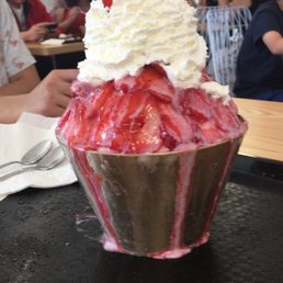 Strawberry bingsu