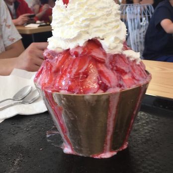 Snowy Village - Strawberry bingsu - Desserts Near Me - Calgary, Alberta