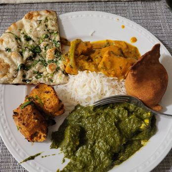 Mirchi - Garlic Naan, veggie samosa, sang paneer, chicken tikka, chicken tikka marsala. Wow great flavor. - Pakistani Near Me - Cedar Park, Texas