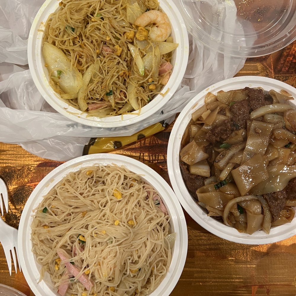 Yip's - Singapore noodles - both with curry seasoning & without, beef chow fun, dry version - Chinese Near Me - New York, New York Yip's - Singapore noodles - both with curry seasoning & without, beef chow fun, dry version - Chinese Near Me - New York, New York