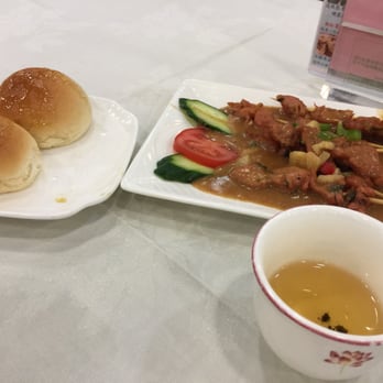 三德素食館 - Chefs vegetarian bun and pork skewers. Unbelievable. - Vegetarian Near Me - Hong Kong, HK