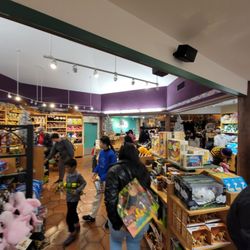 Bazaar - Busy store.... they ran out of bags