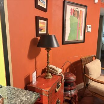 Aston at the Executive Centre Hotel - Ugly decor and paint - Resorts Near Me - Honolulu, Hawaii