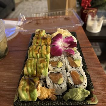Mount Everest Sushi - Orochi Roll Salmon Avocado Roll - Asian Fusion Near Me - Pittsburgh, Pennsylvania