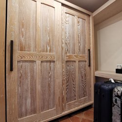 Colonna Pevero Hotel - Kleiderschrank für 2 Personen, rechts ist der Safe