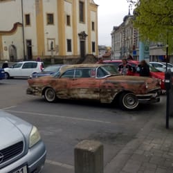 Město Benešov - Veteran co parkoval na namesti