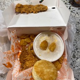 1/4 lb shrimp and 2 chicken strips. Not hardly 1/8 lb though 1/4 lb shrimp and 2 chicken strips. Not hardly 1/8 lb though