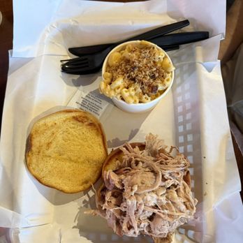 Dalie's Smokehouse - Pulled pork with Mac N- Cheese - Barbeque Near Me - Valley Park, Missouri Dalie's Smokehouse - Pulled pork with Mac N- Cheese - Barbeque Near Me - Valley Park, Missouri