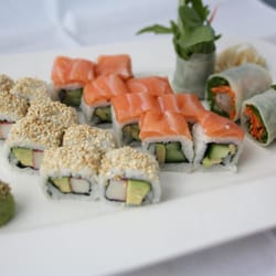 Sushi Masuta - Sushi Lucky Duck Box 20 Teile, 8 kl. Calif. Surimi Avocado, 8 kl. Calif. Gurke Avocado Lachs on top, 4 Simple NY Roll Ruccola Möhre Ente