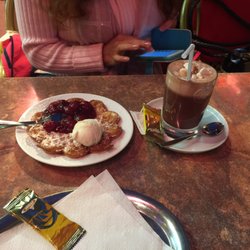 Eiscafe Capri - Waffel Mit Eis und Kirschen