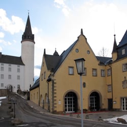 Schloss Purschenstein - Vorne ist die Remise zu erkennen und der Weg führt durch die Front der Burg in den Innenhof.