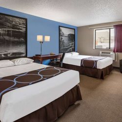 Super 8 by Wyndham Dubuque/Galena Area - Guest room