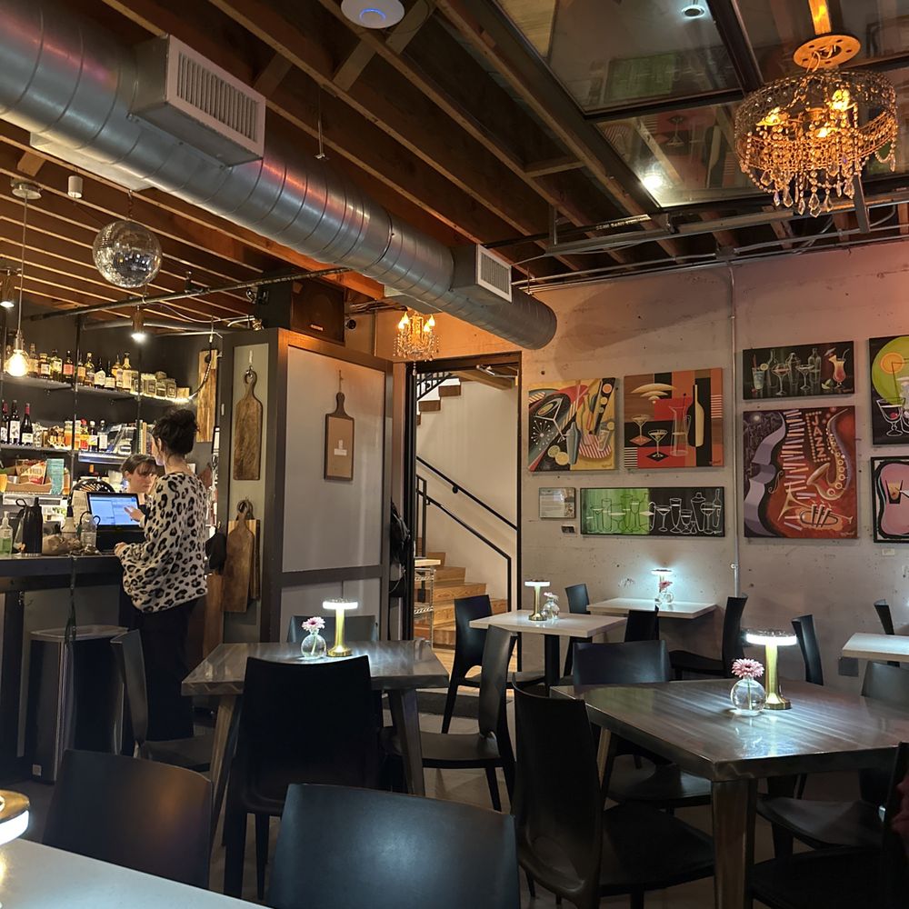 Such a cute space!