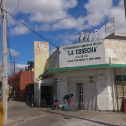 La Cosecha - La entrada de La Cosecha, carga y descarga todo el tiempo.