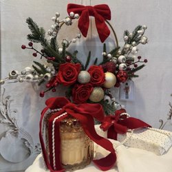 La Fleur Eclose - Holiday Luxe Gift Set -- Eternal Rose Wreath, Winter Candle & Artisan Chocolate
