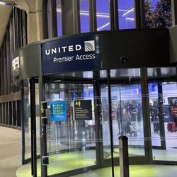 United Airlines - United Premier Access entrance