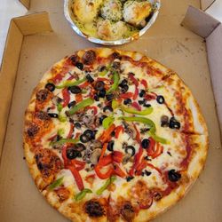 Cucinella's - Veggie pie and garlic knots