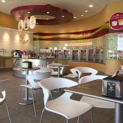 Menchie's Frozen Yogurt - Yogurt bar and seating area