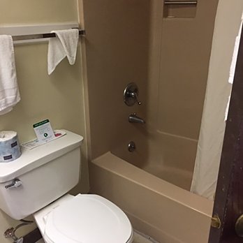 Aspinquid Resort - Bathroom needs serious updating - Resorts Near Me - Ogunquit, Maine