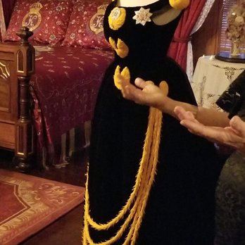 Iolani Palace - Gorgeous feather dresses - Museums Near Me - Honolulu, Hawaii Iolani Palace - Gorgeous feather dresses - Museums Near Me - Honolulu, Hawaii
