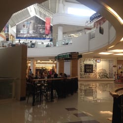 Plaza Cumbres - Plaza Cumbres es bastante grande. Esto es el centro de la plaza, la planta baja. (Starbucks, Saharis)