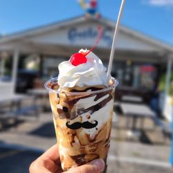 Frosty Boy - Peanut butter cup sundae