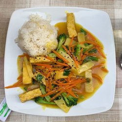 WokMan Natural Kitchen - Yellow curry over rice with tofu