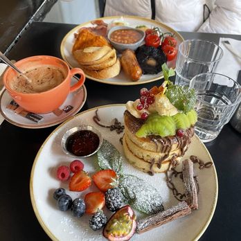Sandwich Street Kitchen - berry tower; pancakes - Cafes Near Me - London, XGL Sandwich Street Kitchen - berry tower; pancakes - Cafes Near Me - London, XGL