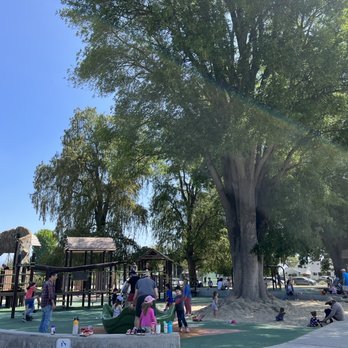 Studio City Recreation Center - Parks Near Me - Studio City, California