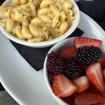 Armor Brewing - Mac and Cheese with side of fresh fruit - Breweries Near Me - Allen, Texas