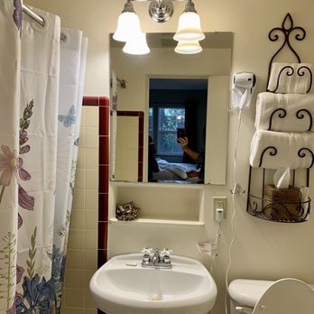 Rugged Country Lodge - Sweet bathroom with hairdryer and nice appliances. - Hotels Near Me - Pendleton, Oregon Rugged Country Lodge - Sweet bathroom with hairdryer and nice appliances. - Hotels Near Me - Pendleton, Oregon