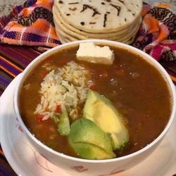 El Sombrero Azul - Sopa de frijoles rojos con costillas de res Con sus tortillas ,queso , aguacate y su arroz