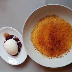 Das neue Wein Stein - Crème Brûlée mit Estragoneis und Kirschen