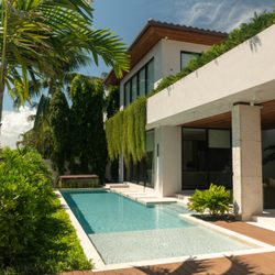 Florida Pool Patio - Call us to create your custom luxury swimming pool.