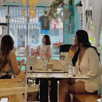 5ive Senses - Inside the Store. Friendly staff :) - Juice Bars & Smoothies Near Me - Honolulu, Hawaii