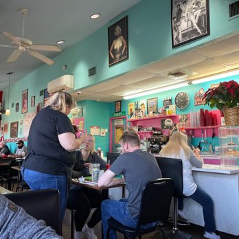 Roxie's Diner - Pretty busy - Diners Near Me - San Angelo, Texas Roxie's Diner - Pretty busy - Diners Near Me - San Angelo, Texas