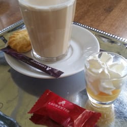 Gasterij Koningswinkelhof - Coffee served with eggnog and a nougat.