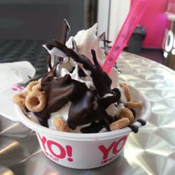 I Love Yo - Frozen Yogurth con cioccolato,  ciambelline e fragola in pezzi.