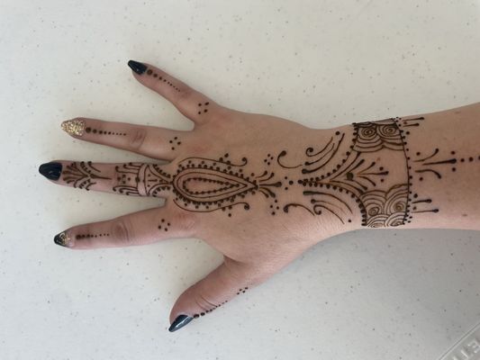 Sangeet/Guest Henna - We offer henna services for Sangeet/Guest henna weddings events. Whether you need one artist or multiple artists for a bigger party, we got you covered.
Guest henna is typically 5-10 minutes per guest depending on preference and event size. Henna designs for close family/friends at weddings are typically 15-30 minutes each. Sangeet/Guest Henna - We offer henna services for Sangeet/Guest henna weddings events. Whether you need one artist or multiple artists for a bigger party, we got you covered.
Guest henna is typically 5-10 minutes per guest depending on preference and event size. Henna designs for close family/friends at weddings are typically 15-30 minutes each.