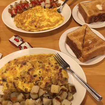 Sunset Grill - Canadian omelette and meat lover omelette with side of thick toast - Breakfast & Brunch Near Me - Niagara Falls, Ontario