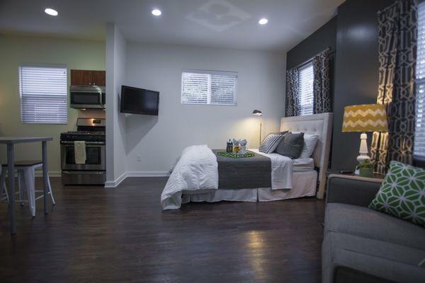 Hollywood Off Vine (Hov) by null