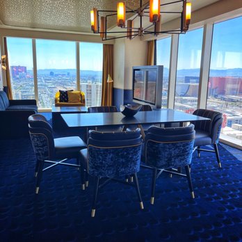 Circa - 1 bedroom king Suite with living room - Casinos Near Me - Las Vegas, Nevada
