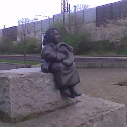 Momo-Denkmal